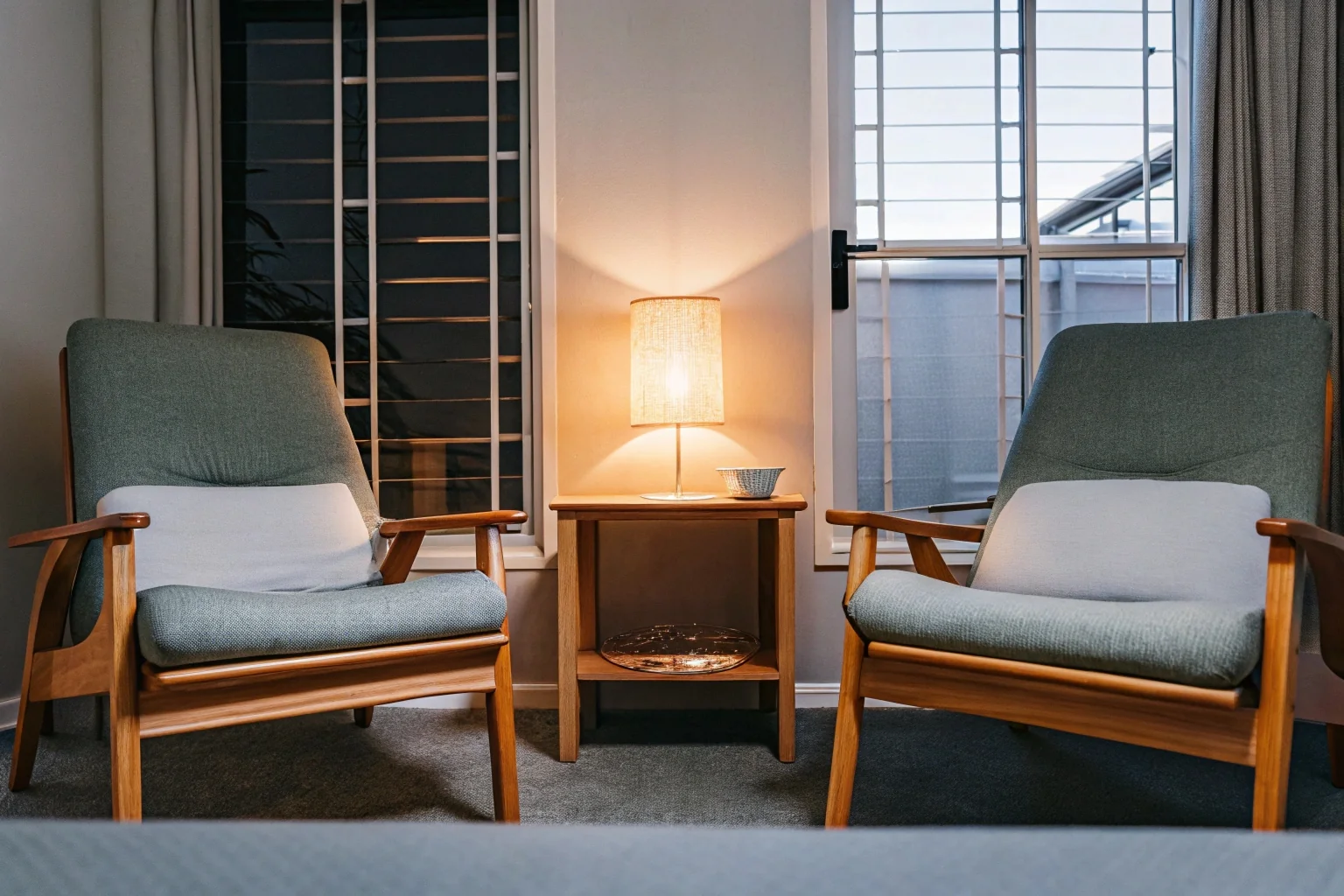 Sala de atendimento com poltronas e iluminação suave
