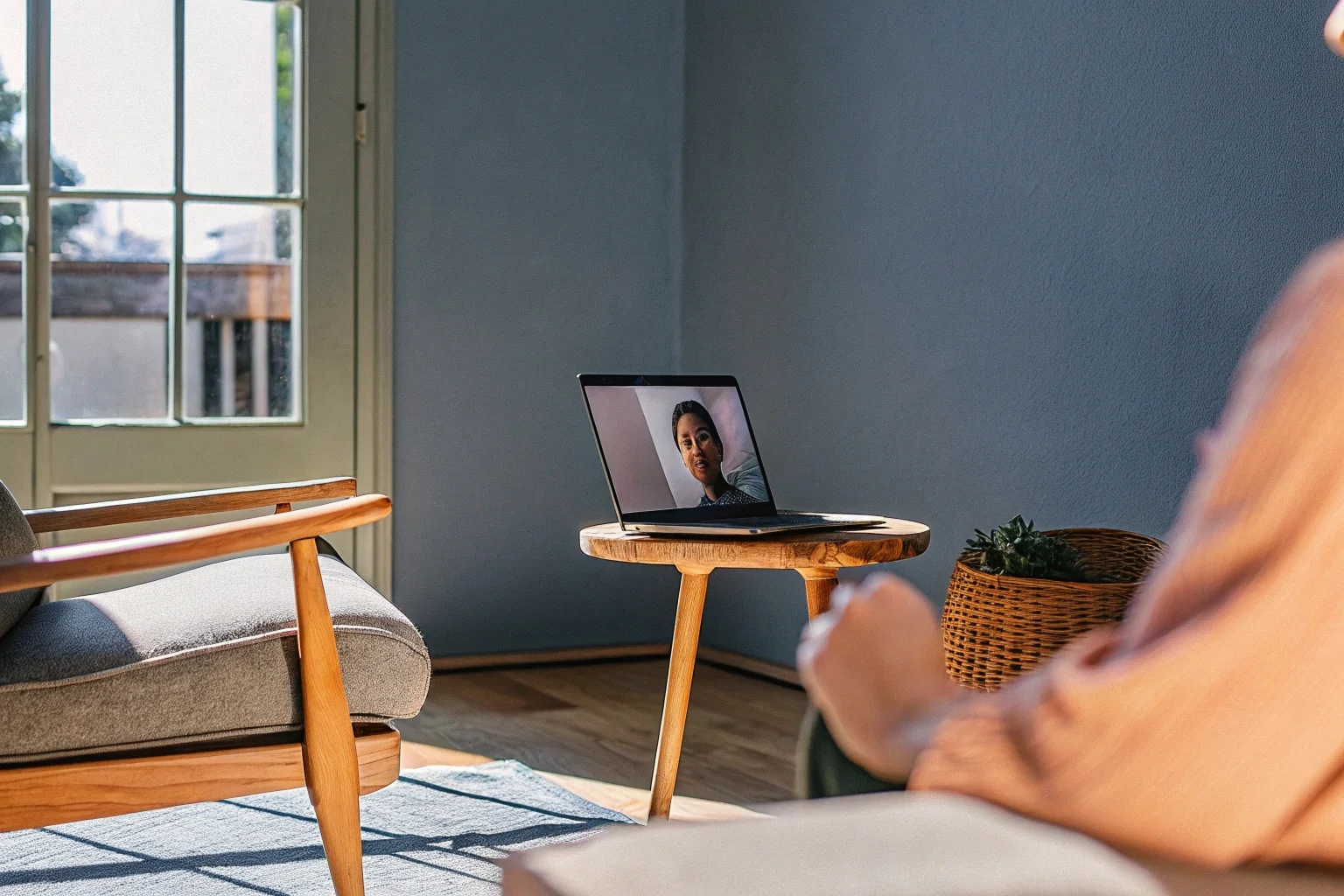 Computador aberto em sala tranquila preparada para atendimento por vídeo